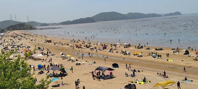 텐트 사라지고 파라솔만 보이는 안산 방아머리해변 [안산시 제공. 재판매 및 DB 금지]