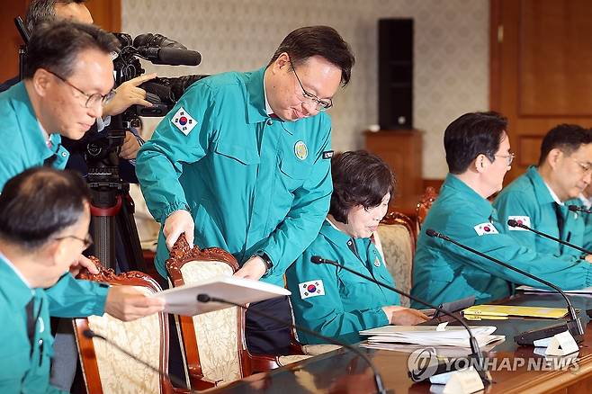 착석하는 조규홍 보건복지부 장관 (서울=연합뉴스) 박동주 기자 = 조규홍 보건복지부 장관이 22일 오후 서울 종로구 정부서울청사에서 의사집단행동 중앙재난안전대책본부 회의에 참석하고 있다. 2024.5.22 pdj6635@yna.co.kr