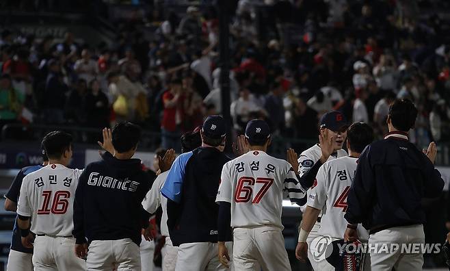 "잘했어" (부산=연합뉴스) 박성제 기자 = 22일 오후 부산 동래구 사직야구장에서 열린 2024 KBO리그 롯데 자이언츠와 KIA 타이거즈의 경기. 4대2로 승리한 롯데 선수들이 기뻐하고 있다. 2024.5.22 psj19@yna.co.kr