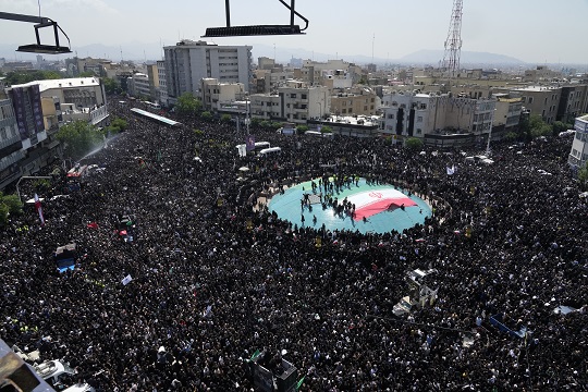 22일(현지시각) 이란 수도 테헤란에서 열린 고 에브라힘 라이시 대통령과 헬기 추락 사고 희생자들의 영결식 (사진출처: AP/뉴시스)