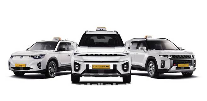 KG모빌리티가 택시 전용 모델 3개 차종을 출시했다. (왼쪽부터)코란도 EV, 토레스 EVX, 더 뉴 토레스 바이퓨얼.(사진=KG모빌리티)
