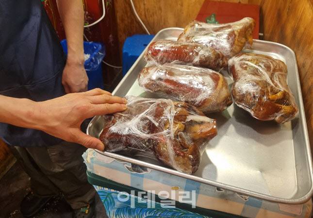 한 족발점 사장은 장족 공급가 인상에 우려를 드러냈다. (사진=한전진 기자)