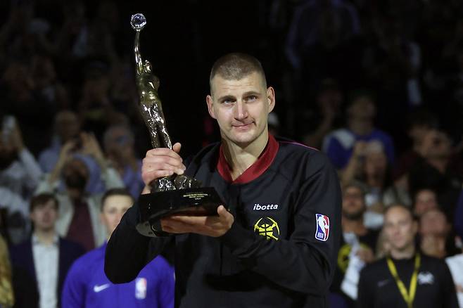 2023-2024시즌 NBA 정규리그 MVP 트로피를 거머쥔 니콜라 요키치