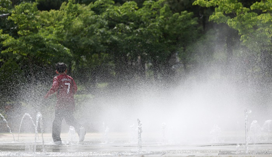 초여름 날씨를 보인 지난 22일 대구 서구 꼼지락공원 바닥분수에서 한 아이가 물놀이를 하고 있다. 〈사진=연합뉴스〉