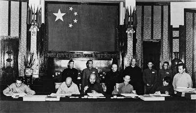 중국-티베트, 십칠조협의 서명. (출처: Unknown author, 흑백사진(1951), Wikimedia Commons, Public Domain)