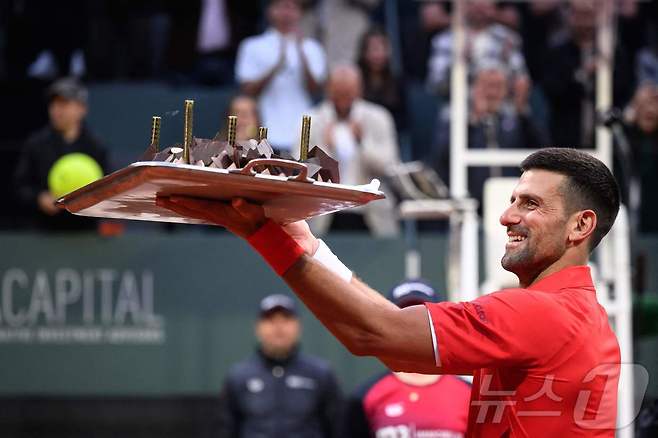 37번째 생일을 맞아 케이크를 선물 받은 조코비치. ⓒ AFP=뉴스1