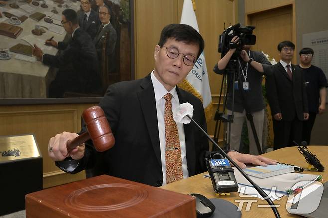 이창용 한국은행 총재가 23일 서울 중구 한국은행에서 열린 금융통화위원회에서 의사봉을 두드리고 있다. /뉴스1