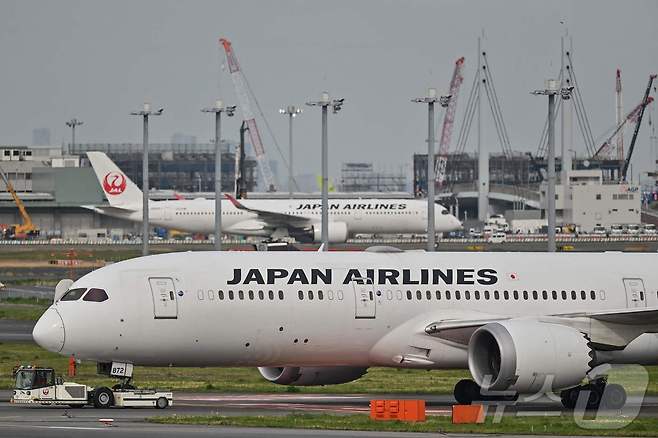 일본 도쿄 하네다 국제공항에서 일본항공 여객기가 활주로를 따라 이동하고 있다. 2024.04.11/ ⓒ AFP=뉴스1 ⓒ News1 권진영 기자