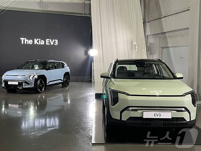 22일 서울 성동구 기아 EV 언플러그드 그라운드에 기아 EV3 GT라인(왼쪽)과 기아 EV3가 전시되어 있다.