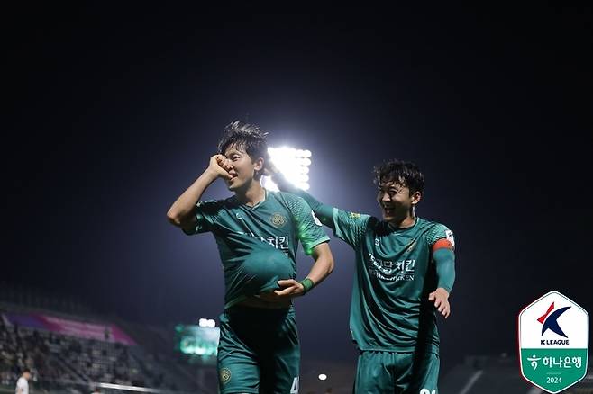 김원균(왼쪽)이 22일 성남전에서 득점 후 세리머니를 펼치고 있다. 제공 | 한국프로축구연맹