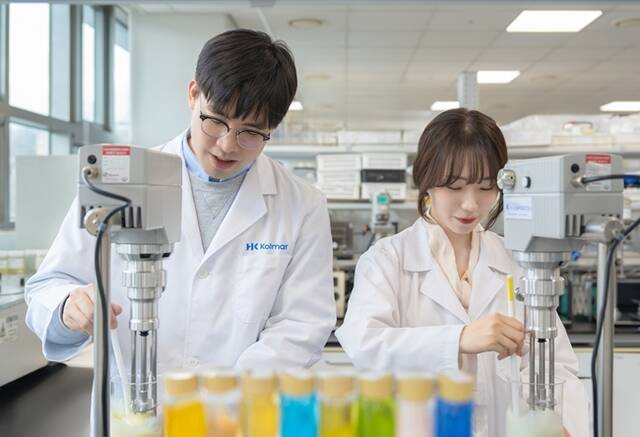 한국콜마가 업계 최초로 선케어 제품에 녹색기술제품 인증을 받았다. 한국콜마 연구원들이 화장품 제형을 혼합하고 있다. /콜마홀딩스
