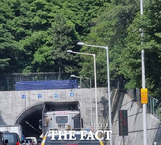 최근 부산 도시고속도로 대연터널 위에 '꾀·끼·깡·꼴·끈'이라는 뜻을 알 수 없는 문구가 설치돼 시민들의 이목을 끌었다./독자 제공