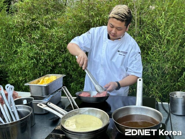 23일 '호주청정우 홍보대사 데모&고메디너'에서 요리를 시연 중인 윤남노 셰프