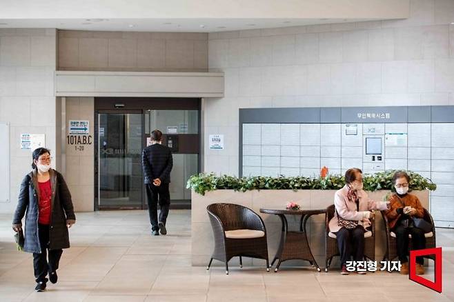 경기도의 한 노인복지주택 로비 전경.  사진=강진형 기자aymsdream@