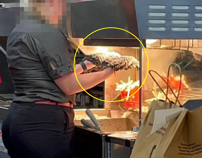 호주의 한 맥도날드 직원이 감자튀김기에서 걸레를 말리고 있다. [이미지출처=페이스북]