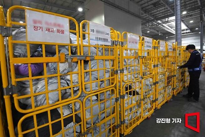 16일 인천공항세관 특송물류센터에서 세관 관계자가 중국에서 배송된 장기 재고 화물을 정리하고 있다. 사진=강진형 기자aymsdream@