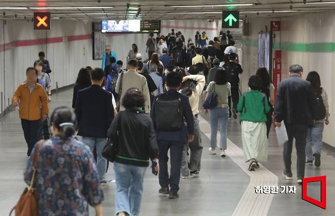 올해 서울 지하철역 중 하루 평균 승하차객이 가장 많은 곳은 2호선 잠실역으로 하루 평균 16만명이 이용하는 것으로 나타났다. 23일 승객들이 잠실역에서 8호선과의 환승 통로를 지나고 있다. 사진=허영한 기자 younghan@