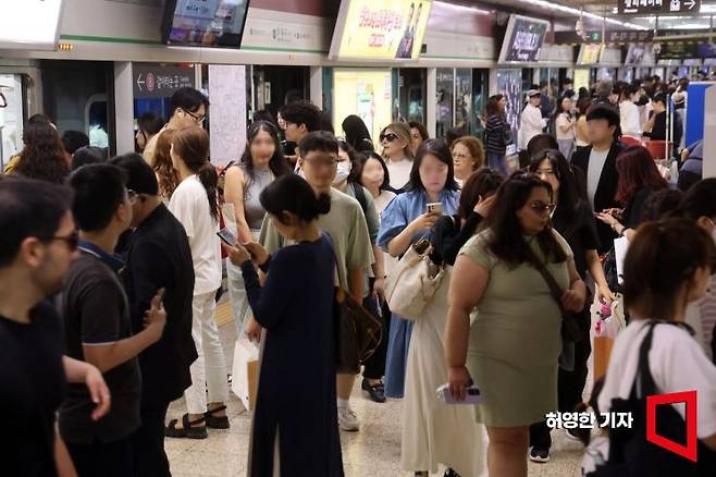 올해 서울 지하철역 중 하루 평균 승하차객이 가장 많은 곳은 2호선 잠실역으로 하루 평균 16만명이 이용하는 것으로 나타났다. 23일 2호선 잠실역에서 내린 승객들이 승강장을 나가고 있다. 사진=허영한 기자 younghan@