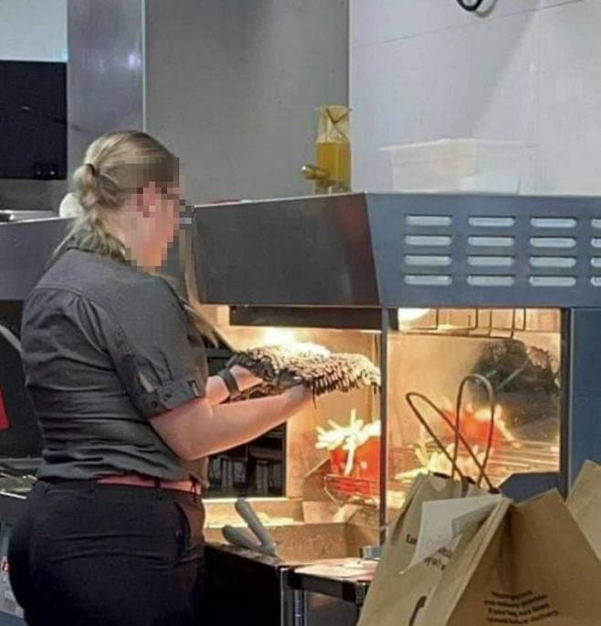 지난 달 4일 호주 브리즈번 교외에 있는 한 맥도날드 매장에서 직원이 감자튀김 가열기에 대걸레를 들고 있는 모습. /페이스북