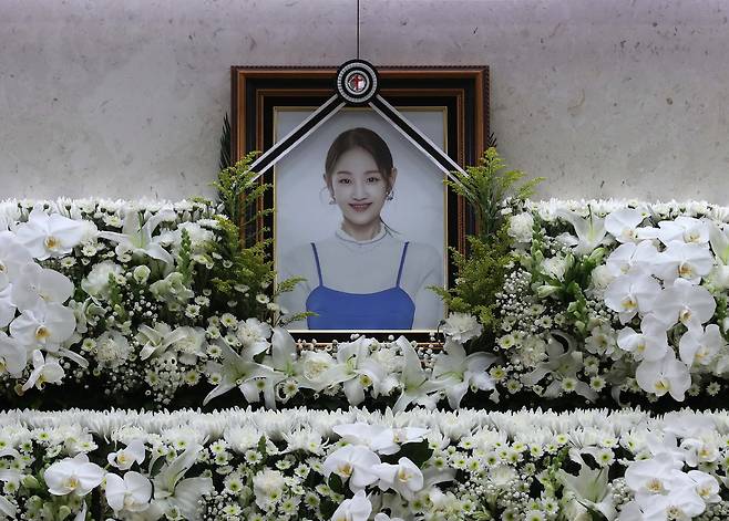 지난달 15일 서울 송파구 서울아산병원 장례식장에 마련된 가수 고 박보람의 빈소에 고인의 영정사진이 놓여 있다. /뉴스1