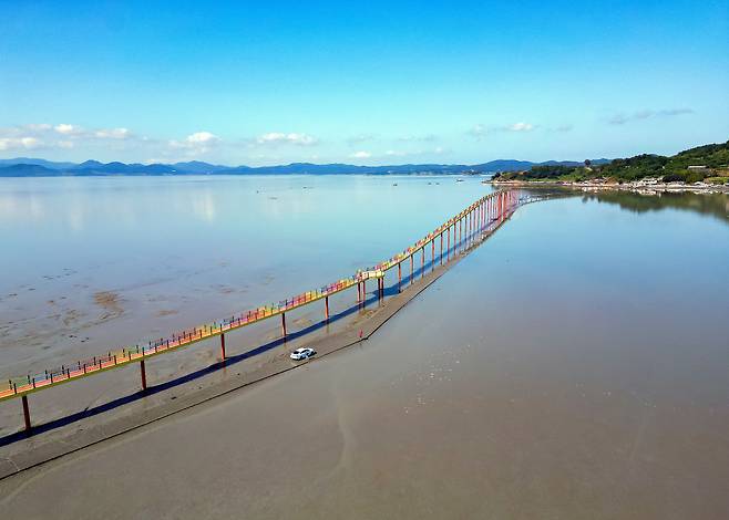Just opened, the 1.3 km "Rainbow Bridge" in Namyang-myeon, Goheung-gun, Jeollanam-do, links Jungsan-ri and Namyang-ri. The new bridge has removed the annoyance of inhabitants having to use the stepping-stone walkway to get to the mainland twice a day at low tide./Young-geun