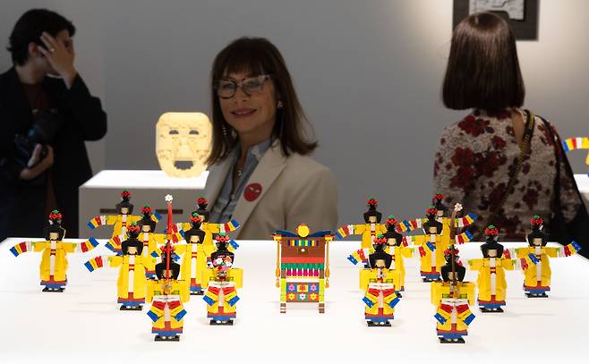 22일 프랑스 파리 주프랑스 한국문화원에서 열린 ‘한국의 놀이’ 특별 기획전에 나온 레고 아티스트 콜린 진의 작품 ‘포구락’. /뉴스1