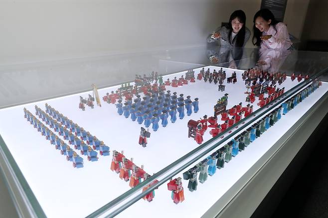 서울 종로구 종묘 향대청 전시관에서 공개된 콜린진의 '레고 오향친제반차도' 작품. /뉴스1