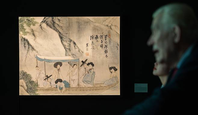 주프랑스 한국문화원에서 열린 ‘한국의 놀이’ 특별 기획전에서 관람객들이 신윤복의 조선시대 풍속도를 보고 있다. /뉴스1