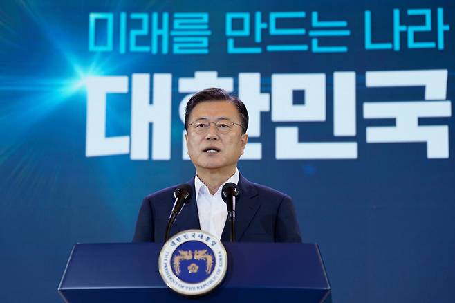 문재인 대통령이 2021년 7월 14일 청와대에서 열린 제4차 한국판 뉴딜 전략회의에서 발언하고 있다. /청와대