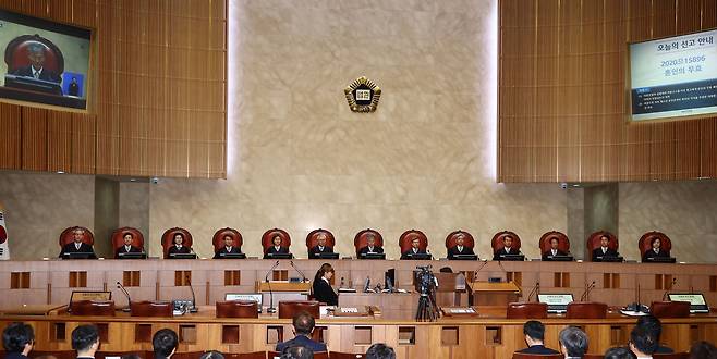 조희대 대법원장을 비롯한 대법관들이 23일 오후 서울 서초구 대법원 대법정에서 열린 전원합의체 선고를 위해 자리에 앉아있다./뉴시스