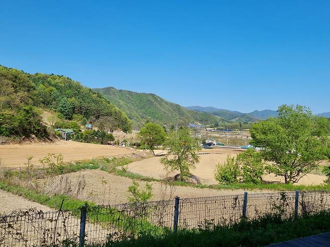 두루양조장은 앞 뒤로 산이 둘러싸고 옆으로 하천이 흐르는 천혜의 양조장 입지조건을 갖고 있다. /박순욱 기자
