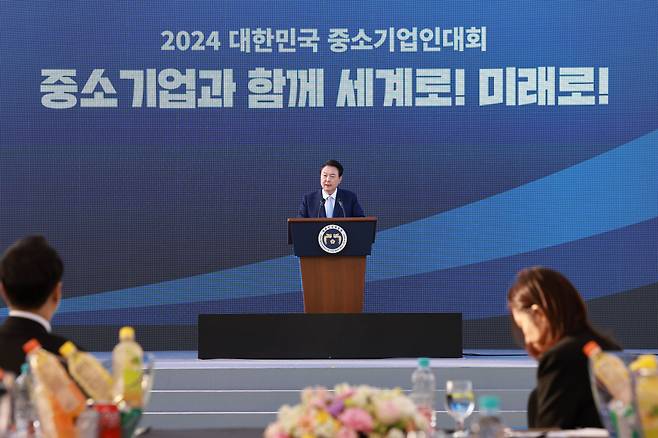 윤석열 대통령이 23일 서울 용산 대통령실 잔디마당에서 열린 '2024 대한민국 중소기업인대회'에서 격려사를 하고 있다./연합뉴스