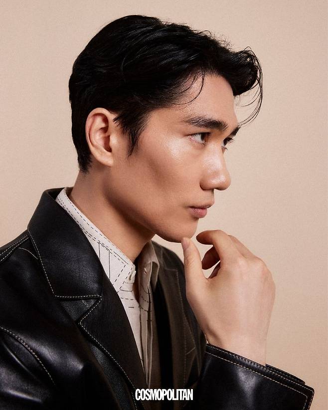 레더 재킷, 셔츠 모두 Fendi.