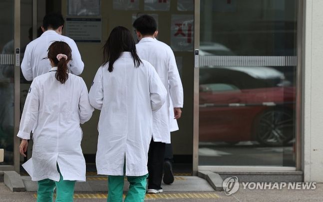 21일 오전 서울 시내 한 대학병원에서 의료진이 이동하고 있다.ⓒ연합뉴스