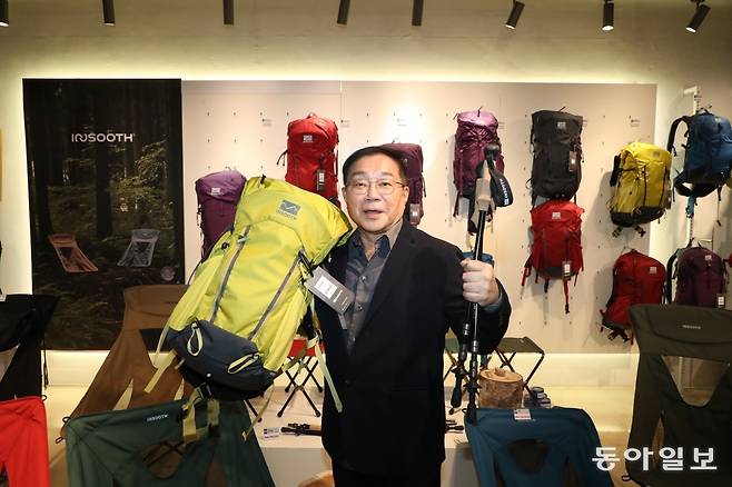 동인기연 정인수 대표가 자체 브랜드인 ‘인수스’ 가방을 들고 포즈를 취하고 있다. 김동주 기자 zoo@donga.com