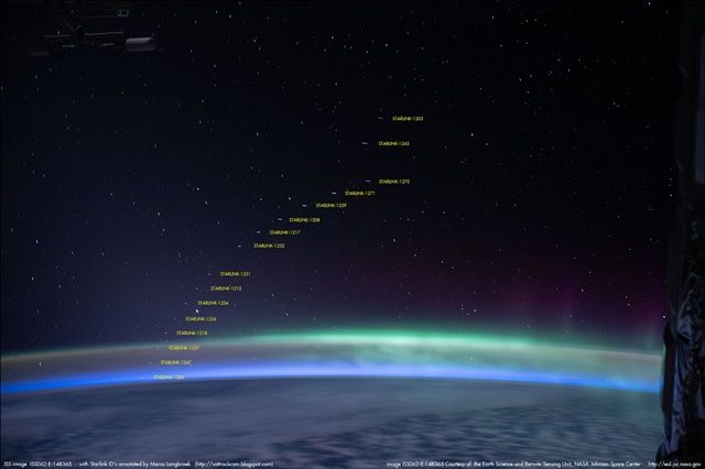 지구 저궤도를 도는 스페이스X 스타링크 군집 위성 모습. NASA 제공