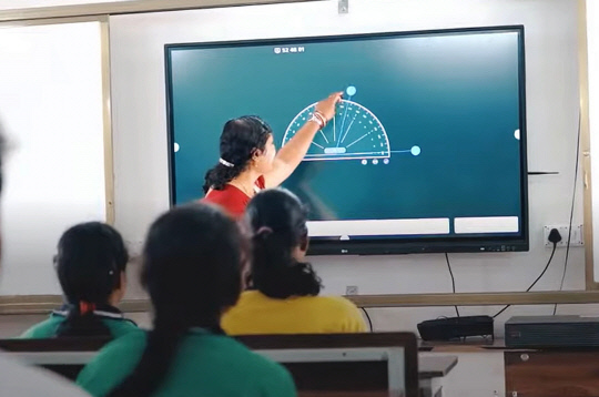 인도 오디샤주 소재 럭세와르 공립 고등학교에서 'LG 전자칠판'을 활용해 수업을 진행하고 있는 모습. [LG전자 제공]