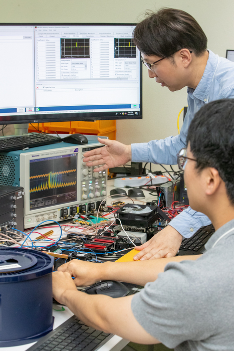 KT 연구원이 서울 서초구 KT연구개발센터에서 고속 양자 암호 키 분배 장비의 성능을 테스트하고 있다.