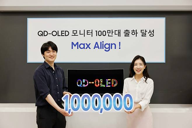 삼성디스플레이 대형사업부 직원들이 모니터용 QD-OLED 100만대 출하를 기념해 사진촬영했다. 〈사진 삼성디스플레이 제공〉