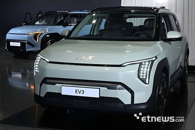 기아가 전기차 대중화를 이끄는 핵심 신차인 콤팩트 스포츠유틸리티차(SUV) '더 기아 EV3'를 처음 공개했다. 사진은 서울 성동구 기아 언플러그드그라운드에 전시된 EV3. 김민수기자 mskim@etnews.com