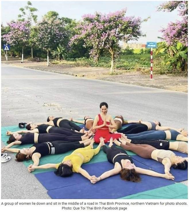 지난 17일(현지시간) 베트남 북부 타이빈성에서 여성 14명이 차도 한복판에서 요가를 하는 모습. 이들은 당국에 적발돼 과태료 부과 처분을 받았다. /사진=뚜오이째 홈페이지 캡처, 연합뉴스