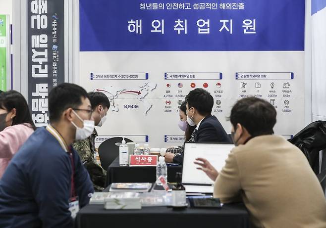 지난 2022년 11월15일 서울 서초구 aT센터에서 열린 '서울시와 IBK 기업은행이 함께하는 참 좋은 일자리 박람회'에서 구직자들이 면접을 보고있다. <뉴시스>