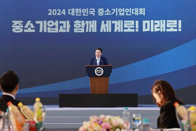 윤석열 대통령이 23일 서울 용산 대통령실 잔디마당에서 열린 '2024 대한민국 중소기업인대회'에서 격려사를 하고 있다. 연합뉴스