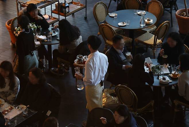 서울의 한 식당에서 직원이 접시를 옮기고 있다. 연합뉴스