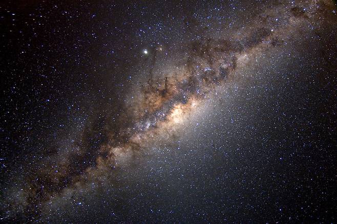 우리 은하를 둘러싸고 있는 헤일로(후광) 영역에서 120억~130억년 전 우주 초기의 별들을 발견했다. 미 항공우주국 제공