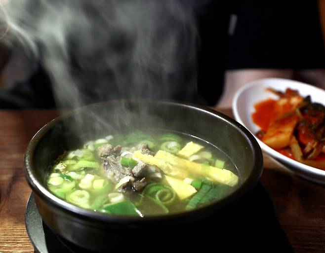 ‘효자문 식당’의 갈비탕. 박미향 기자