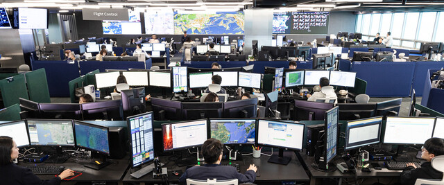 서울 강서구 대한항공 본사 종합통제센터(OCC) 대형 화면에는 세계 곳곳에서 운항 중인 항공기의 실시간 상황을 한 눈에 볼 수 있다. 대한항공 제공