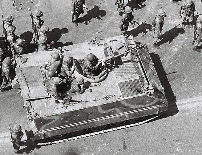 1980년 5월21일 계엄군의 옛 전남도청 발포 직전 광주 동구 금남로에 배치된 계엄군 장갑차와 군인들. 5·18진상규명조사위원회 제공