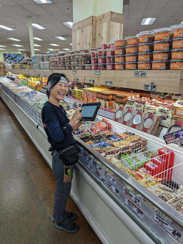 구글을 퇴사한 뒤 알바생으로 입사한 유통체인 '트레이더 조'에서 환하게 웃고 있는 정김경숙씨. 위즈덤하우스 제공