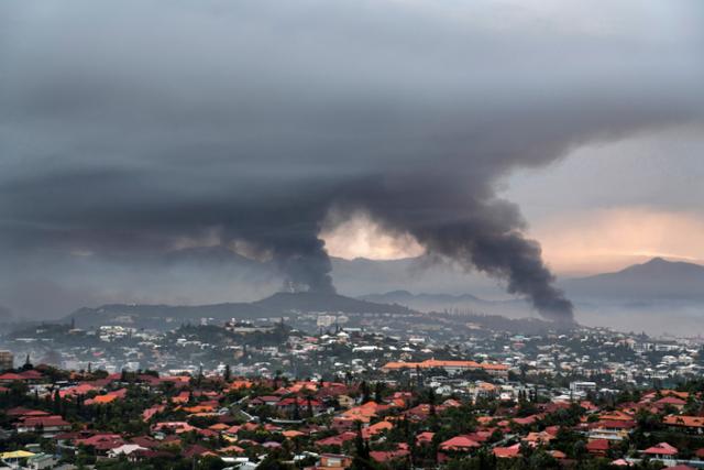 15일 남태평양 프랑스령 누벨칼레도니 누메아에서 발생한 소요 사태로 곳곳에 연기가 치솟고 있다. 누메아=AP 뉴시스